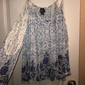 NEVER WORN Cold shoulder cute lacy top